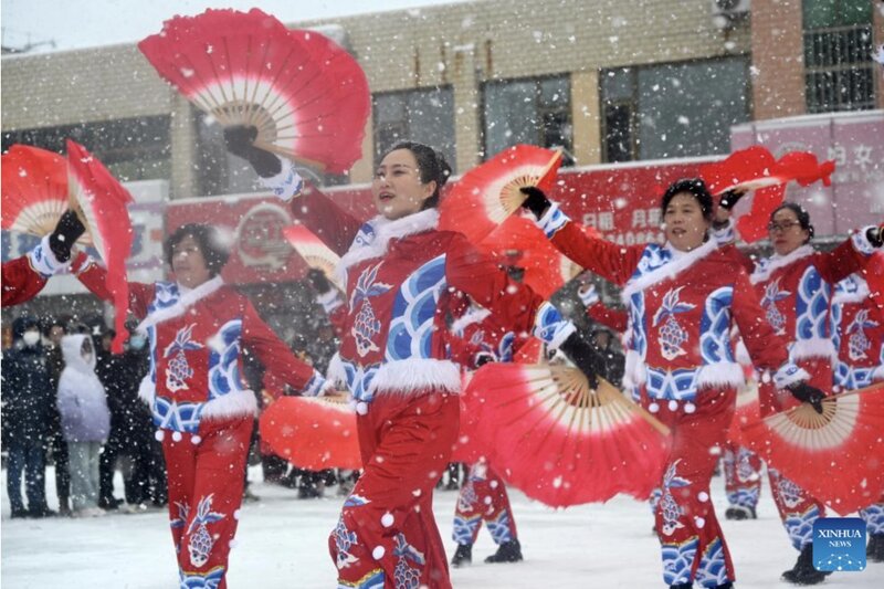 Dan lang bieu dien mua Yangge o Rongcheng, tinh Son Dong, mien dong Trung Quoc. Anh: Xinhua