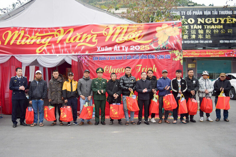The Management Board of Dong Dang - Lang Son Border Gate Economic Zone presided over and coordinated with functional forces to present 83 gifts to cargo owners and drivers who had to stay to celebrate Tet at the border gates. Photo: DVCC