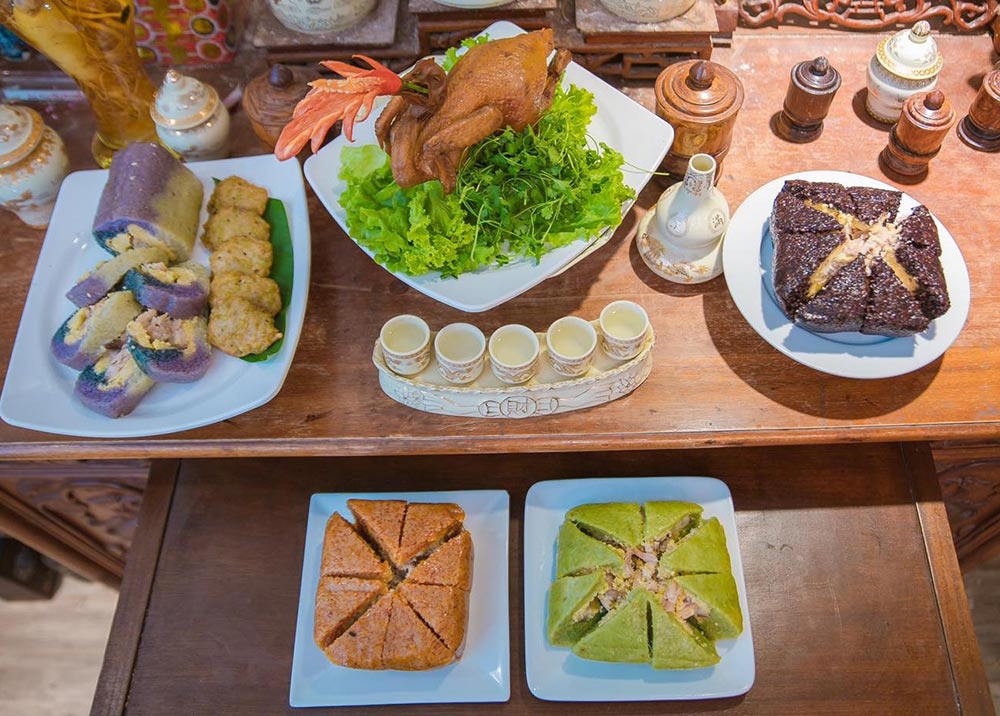 Mam co Tet hien dai giu net truyen thong, nhung van co nhung sang tao moi me nhu banh chung gac, banh chung nep cam, nem cua, ga luoc xi dau... Anh: Binh MV