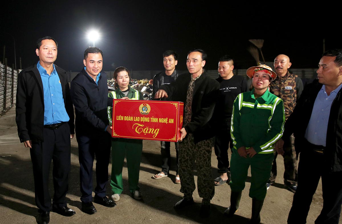 Vice President of Nghe An Provincial Labor Federation Thai Minh Sy presents gifts to workers on New Year's Eve. Photo: Hai Dang