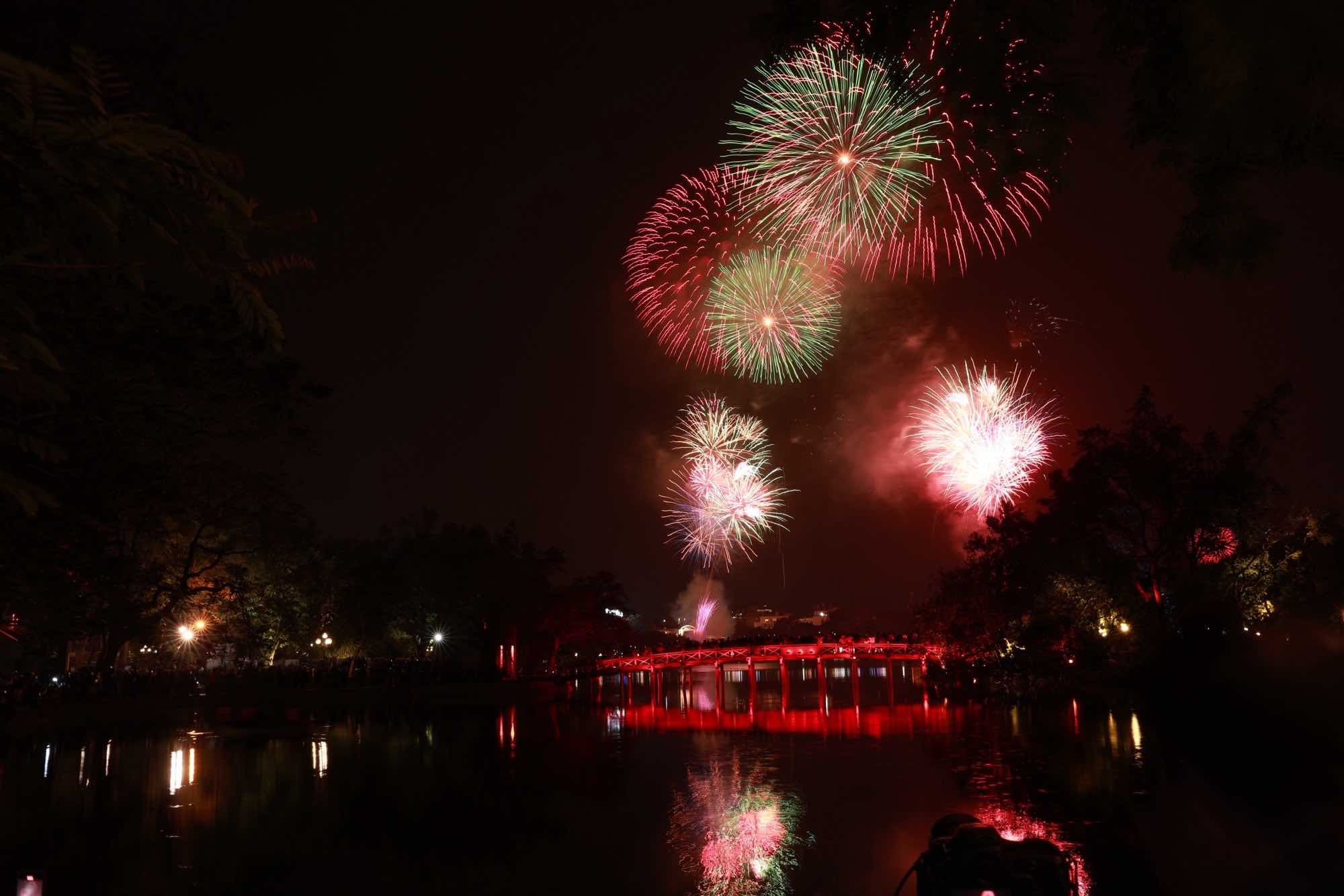 Nhung chum phao hoa lung linh, ruc ro bung sang tren bau troi Thu do Ha Noi. 