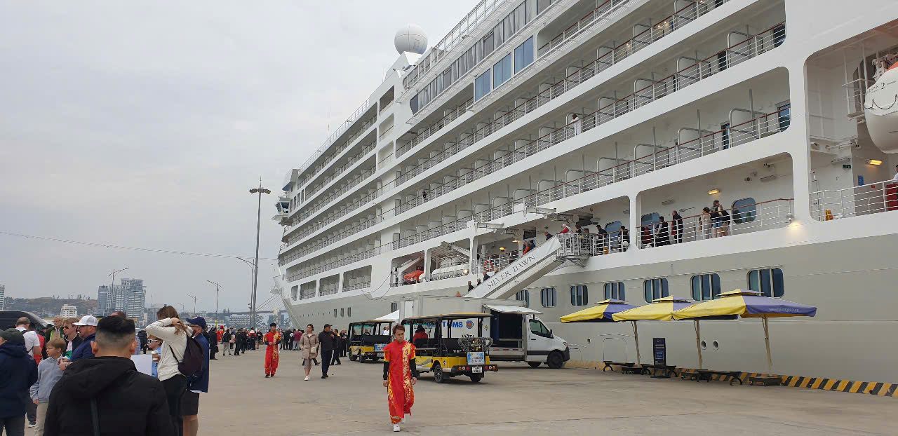 The Silver Dawn ship brought more than 500 international tourists to Ha Long Bay on the morning of the first day of Tet. Photo: Nguyen Hung