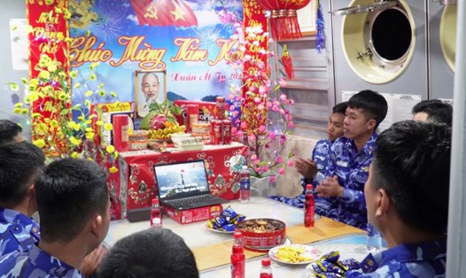 Đêm giao thừa đặc biệt của những người lính biển vẫn đầm ấm, vui tươi giữa biển trời mênh mông. Ảnh: Thanh Nghị