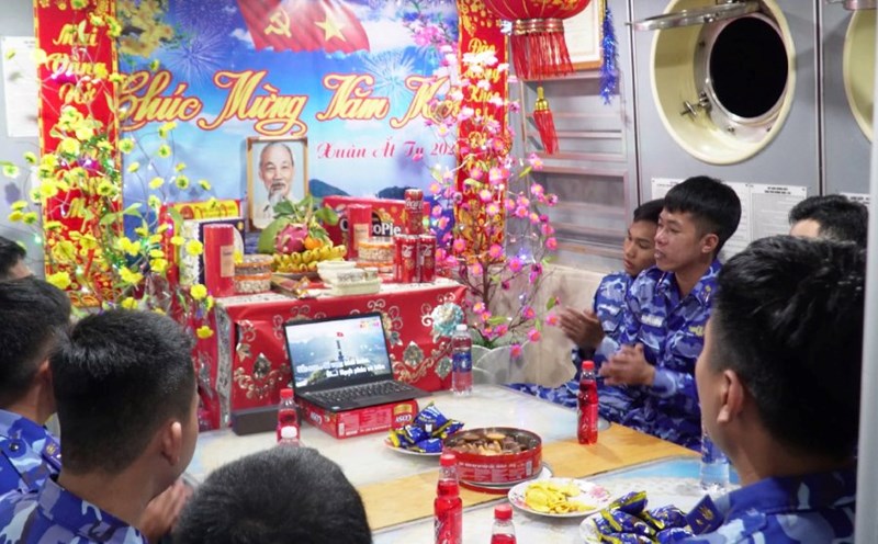 The special New Year's Eve of the marines was still warm and joyful amidst the vast sea and sky. Photo: Thanh Nghi