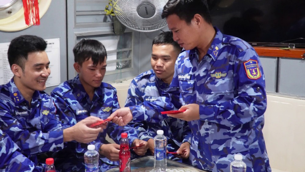 Nhung nguoi linh canh sat bien don Tet ben dong doi, giu vung tinh than vi cai Tet binh yen cua Nhan dan. Anh: Thanh Nghi