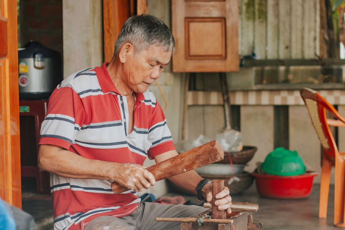 Mai Xa villagers learn to make cakes as Tet approaches. Photo: Han Nguyen
