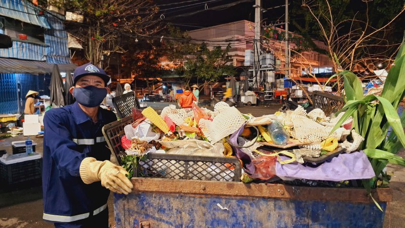 Street sweepers in Quang Nam work through New Year's Eve to keep the streets clean. Photo: Hoang Bin