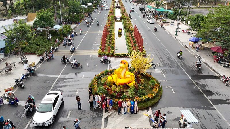 Taking a souvenir photo with "Baby Na" on Vinh Long ceramic road. Photo: Hoang Loc