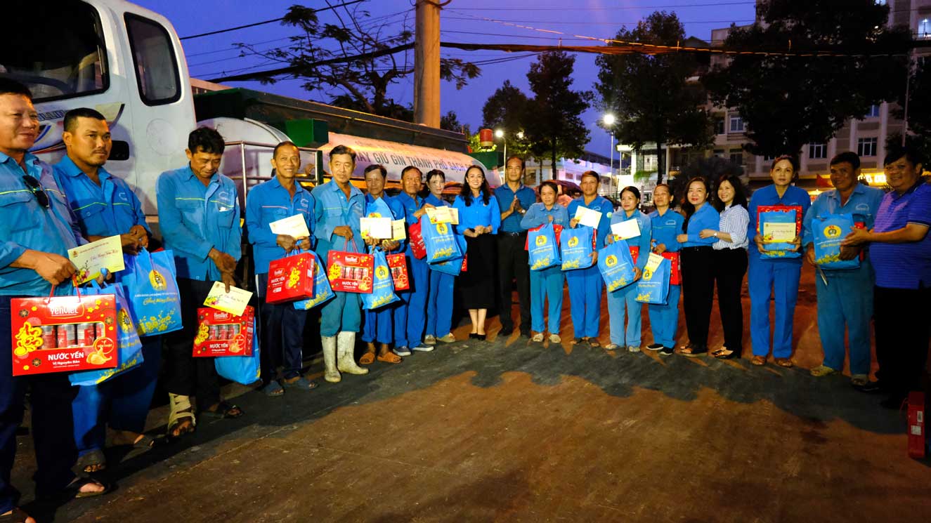 Warm Tet for Can Tho workers who forget New Year's Eve