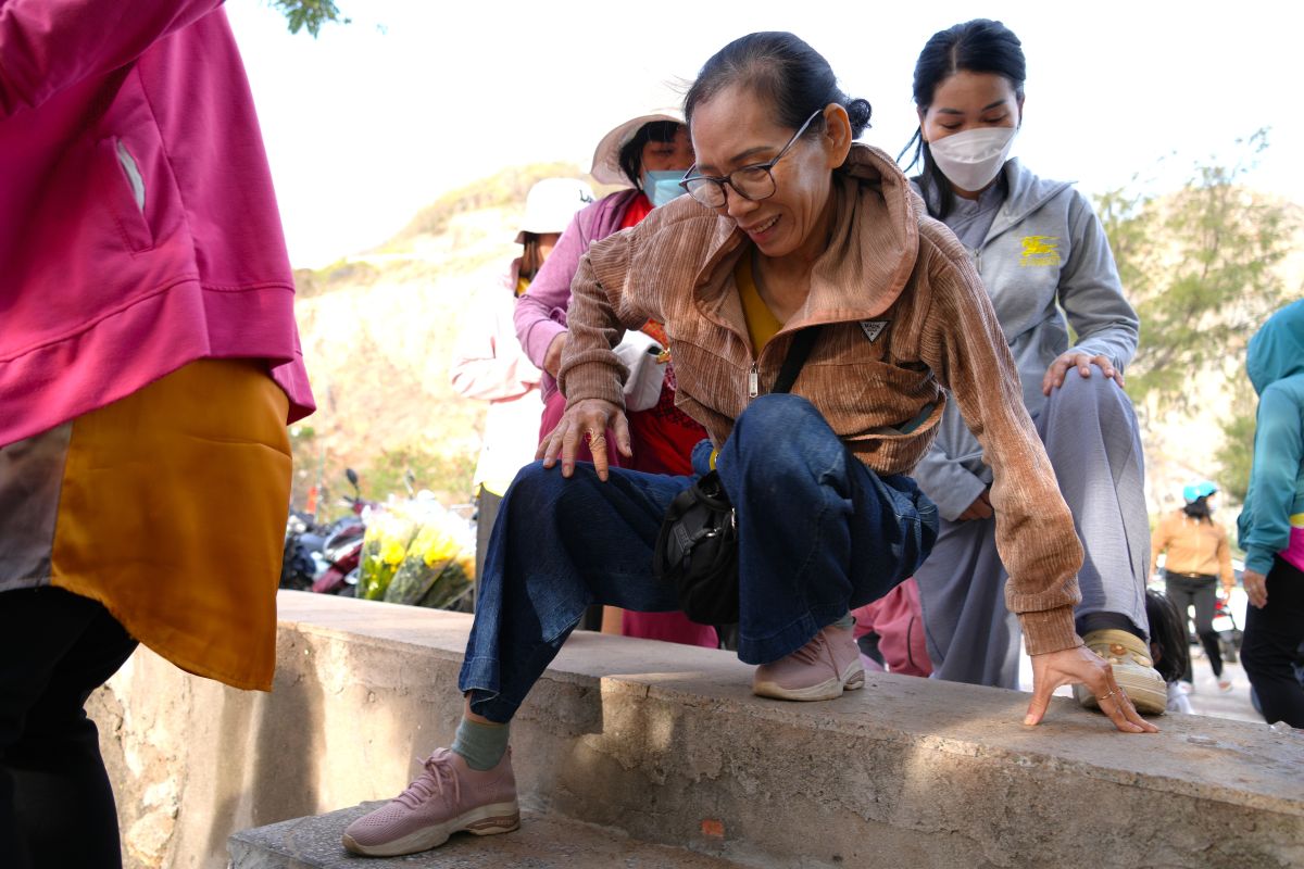 Nguoi dan vuot qua bo ke di chuyen theo con duong nho de xuong bai bien, roi len dao dang huong. Ba Bich (que Cao Bang) cho biet, nam nay khong ve que ma o lai Vung Tau. “Nghe ngoi mieu tren dao rat linh thieng, nen toi cung ban be den dang huong cau binh an trong ngay dau nam moi“, ba Bich cho biet.