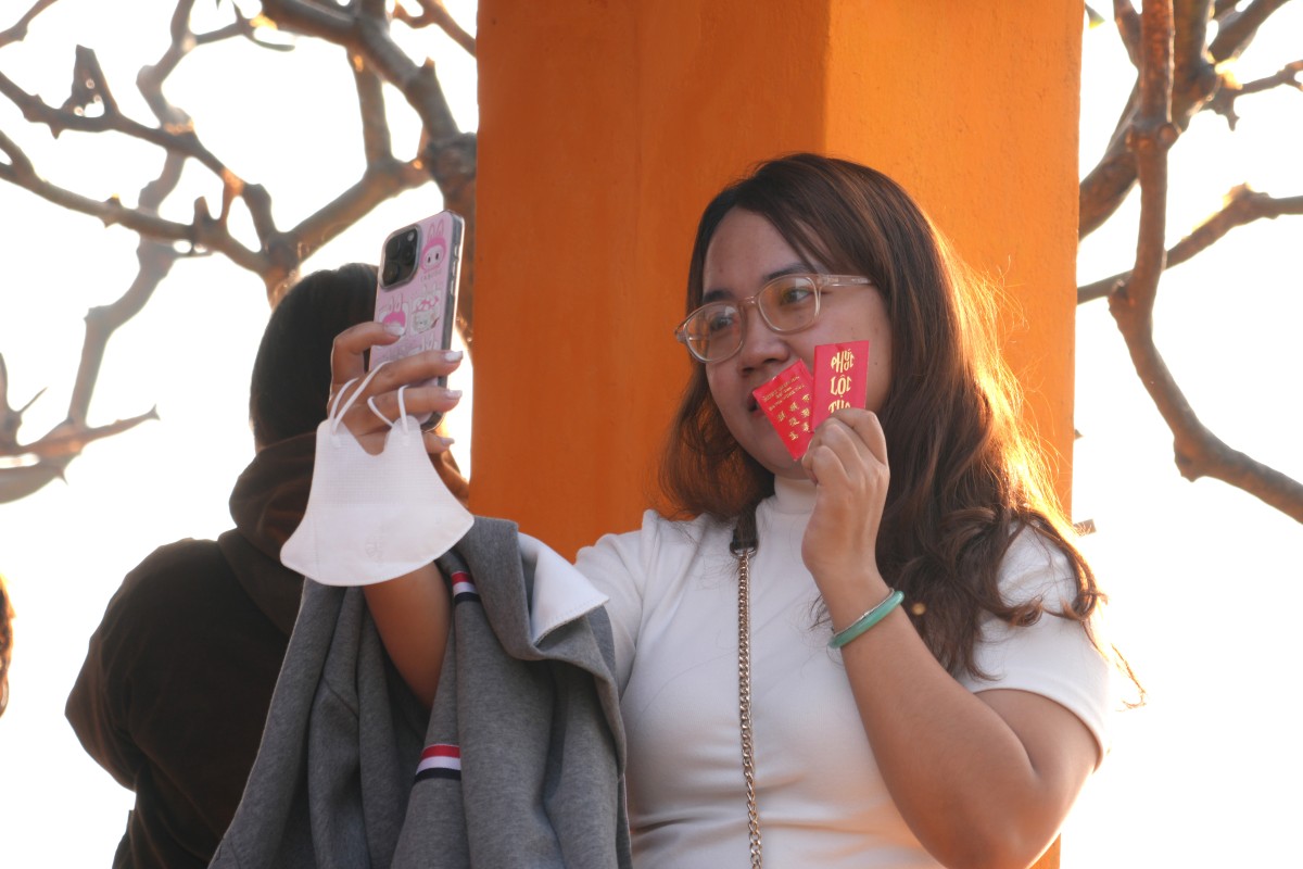 Checkin tren dao cung loc may man dau nam moi, chi Thao (ngu Phuong 12 TP Vung Tau) cho biet, dang cung me len dao dang huong cau binh an cho gia dinh, nguoi than vao dau nam moi. “Nam nao gia dinh cung di dang huong cau binh an o mieu Hon Ba“, chi Thao noi.