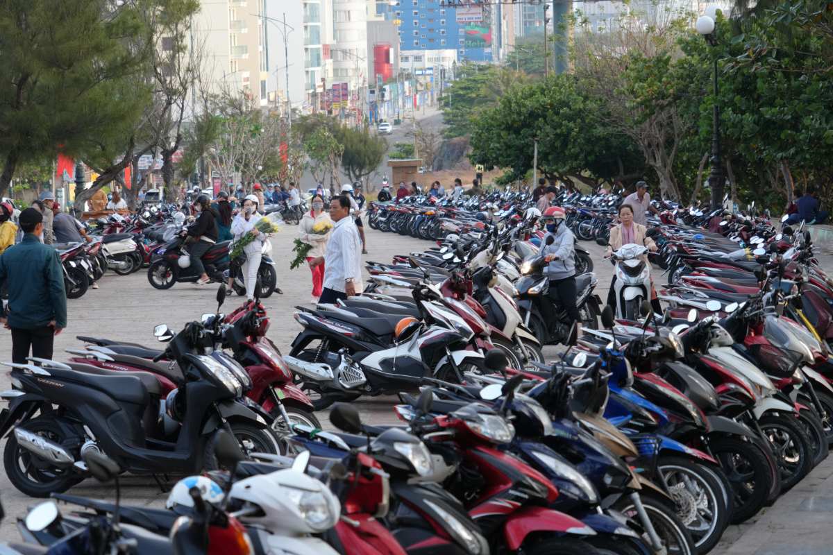 Luong nguoi do ra dong, cac bai gui xe da nhanh chong day xe. Du khong it nguoi roi di nhung luong nguoi gui van tiep tuc tang cao. Anh: Thanh An