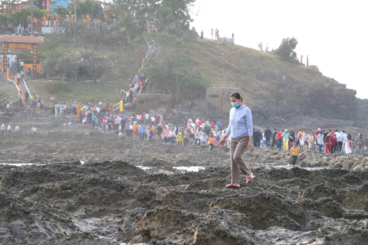 Con duong kha dong nen mot so nguoi tach ra tim loi di khac, chap nhan bang qua bai da lom chom, nguy hiem. Theo Trung tam quan ly va ho tro khach du lich TP Vung Tau, uoc tinh co khoang 10.000 nguoi vieng mieu Hon Ba dang huong trong ngay dau nam, trong thoi gian thuy trieu rut. Du kien nhung ngay toi se con dong nguoi hon nua; va thoi gian thuy trieu rut cung muon hon, thuan loi cho nguoi dan ra dao dang huong. 