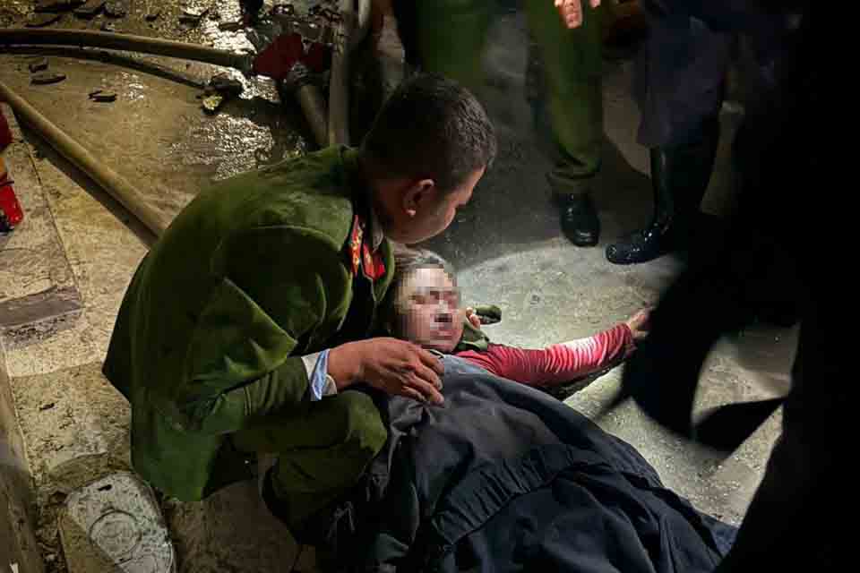 Police officers give first aid to people before transferring them to a medical facility. Photo: Hanoi City Police