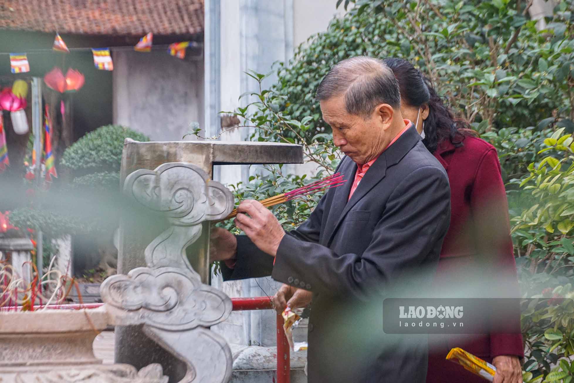 Nguoi dan Ha Noi di le chua dau nam.