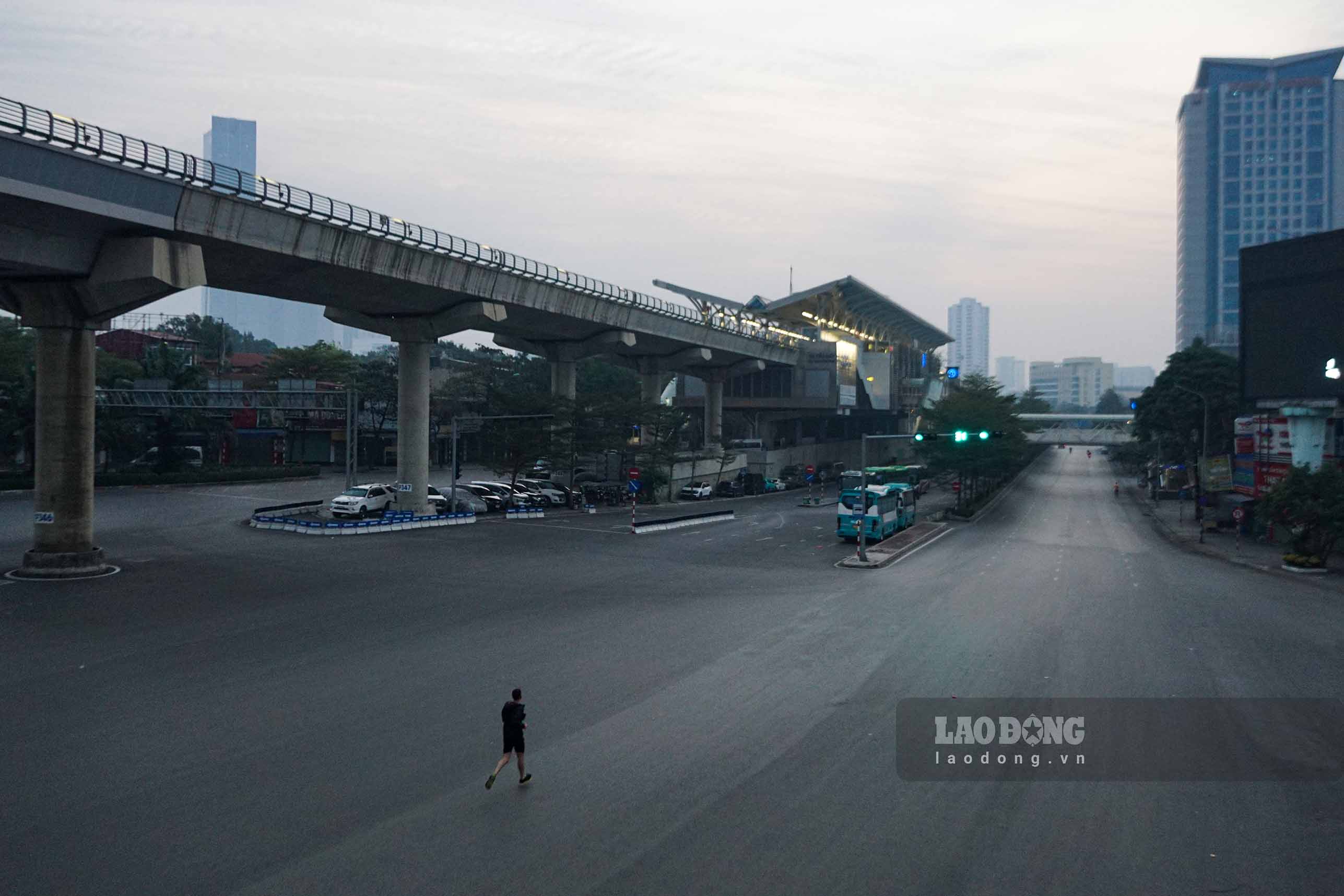 Luc 6h sang tai nut giao thong Cau Giay - duong Lang - duong Buoi - Vanh dai 2.