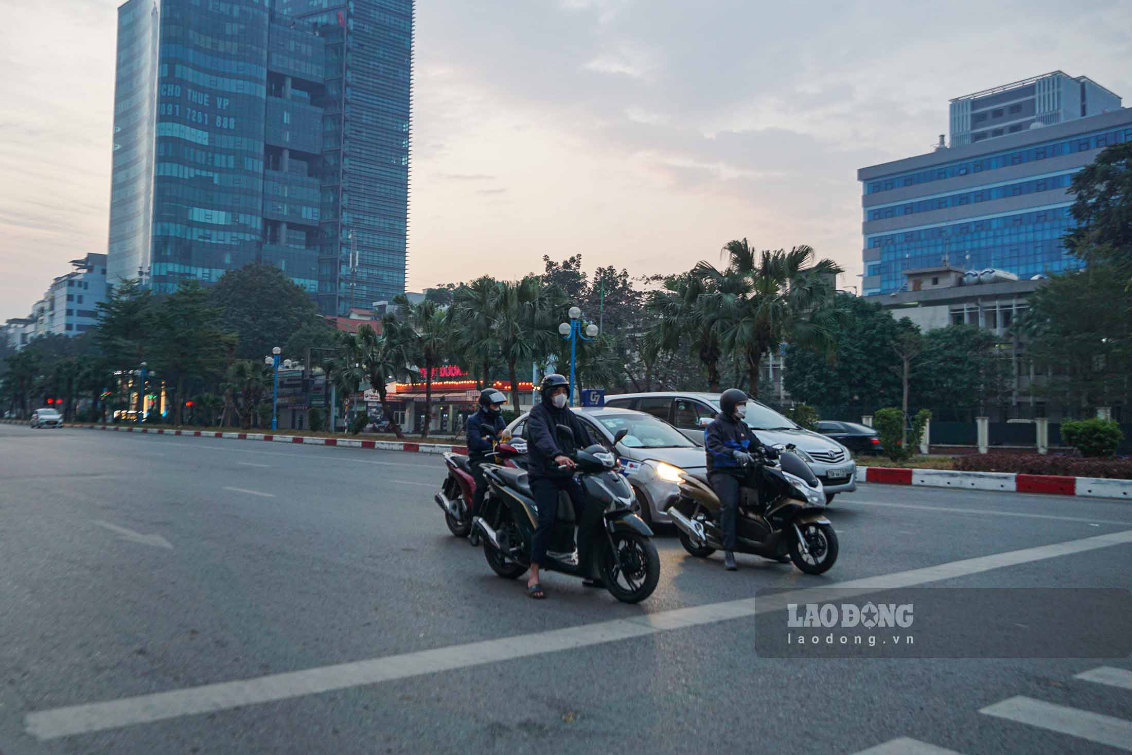 The road was very deserted but people still obeyed traffic, waited seriously, and did not run red lights (photo taken on the morning of the first day of the Lunar New Year). Photo by Tung Giang