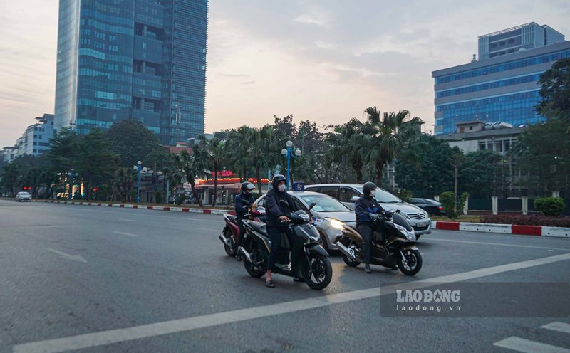 The road was very deserted but people still obeyed traffic, waited seriously, and did not run red lights (photo taken on the morning of the first day of the Lunar New Year). Photo by Tung Giang