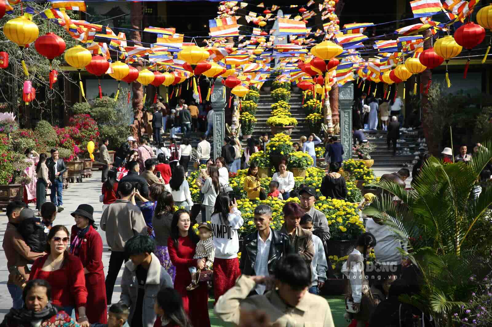 Many people come to Phuoc Bao Pagoda to pray for peace at the beginning of the year. Photo: Cong Sang