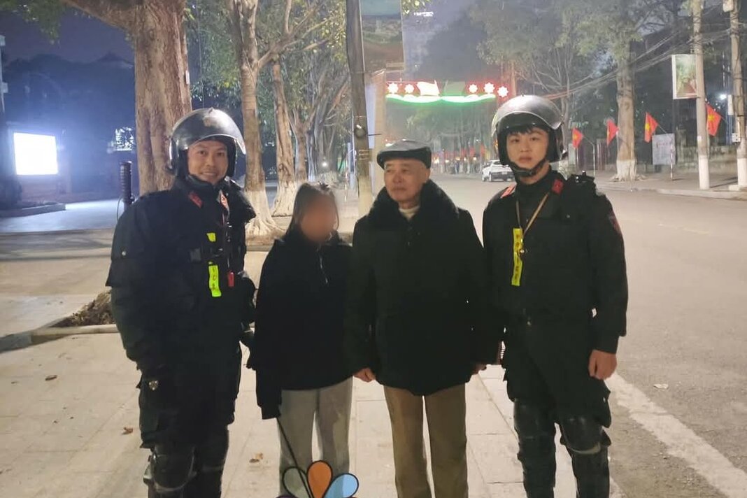 A little girl who got lost on New Year's Eve in Lang Son city was found by Mobile Police officers and soldiers and safely returned to her family. Photo: Lang Son Police