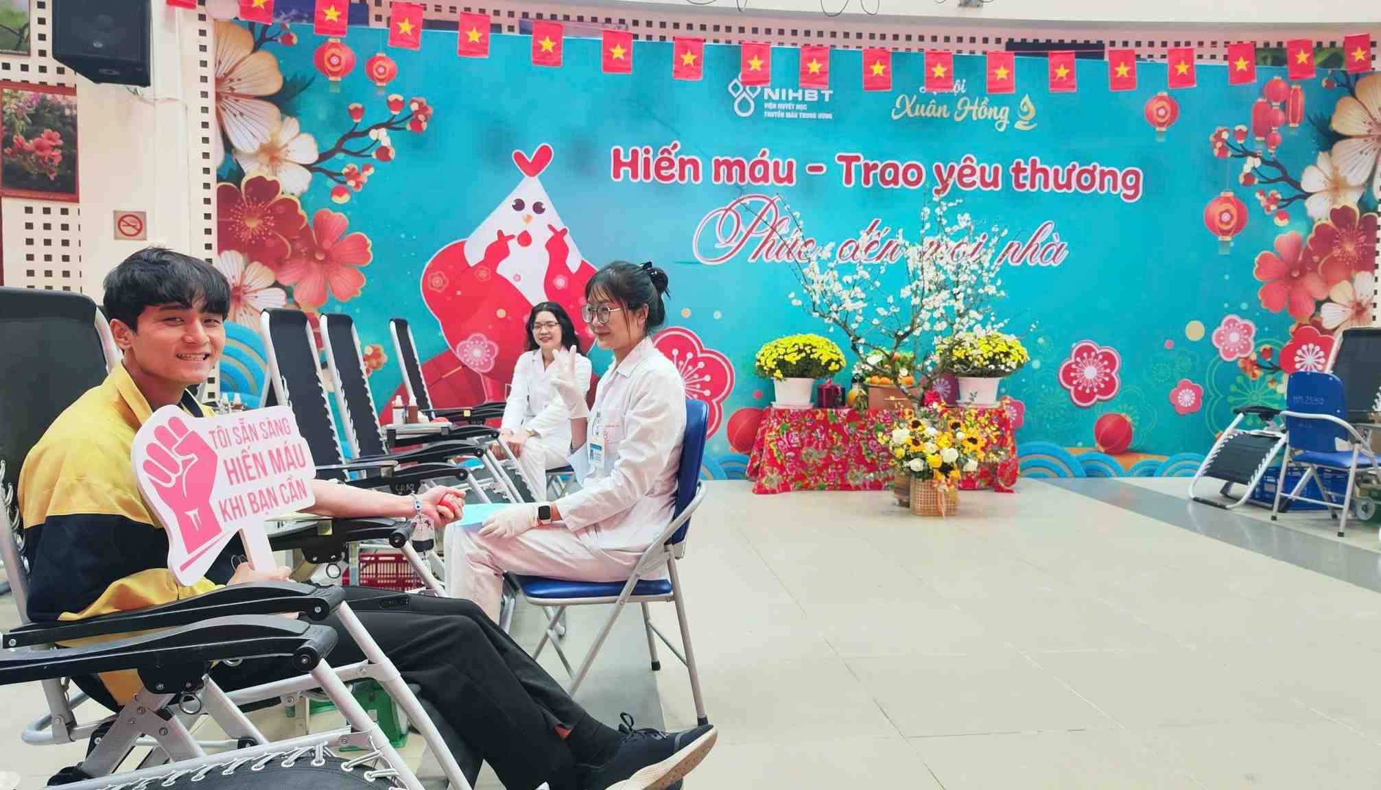 Nguyen Duc Dat (Thanh Tri, Hanoi) was the first person to donate blood on the morning of the first day of Tet. Photo: Quang Hung