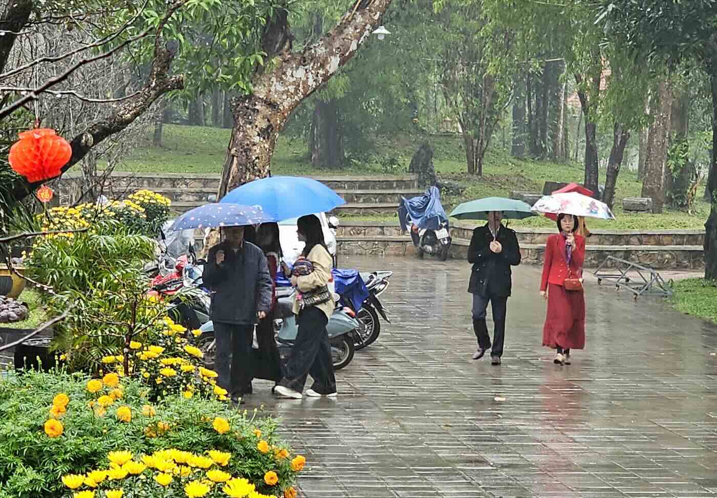 Nguoi dan den chua Tu Hieu trong thoi tiet mua lanh. Anh: Thanh Dat.