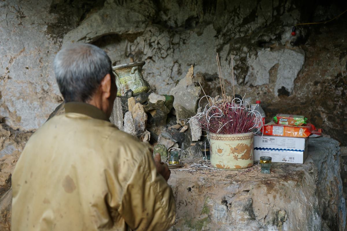 Nguoi dan lap ban tho tai khu vuc to moi de dan huong vao ngay le Tet. Anh: Quach Du