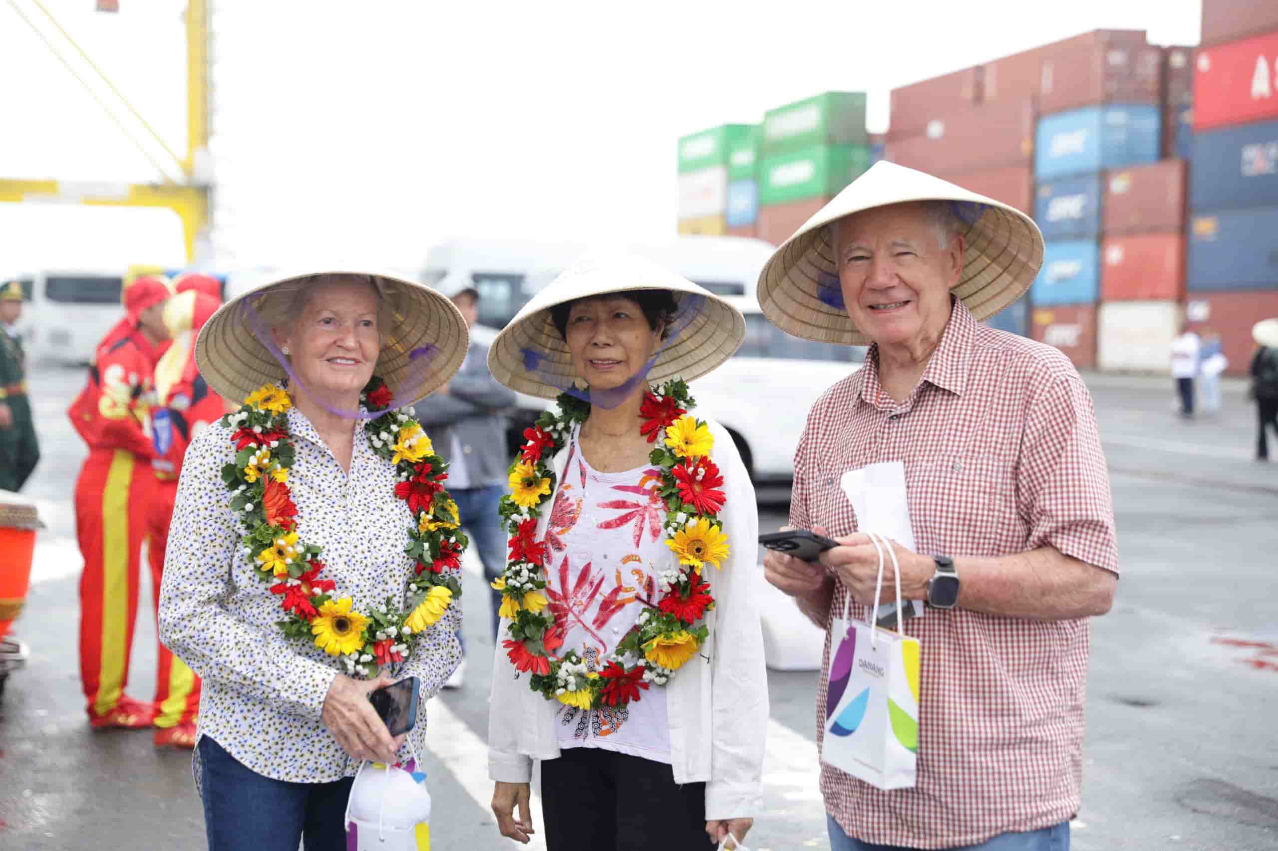 Du khach to ra hao hung khi duoc thuong thuc chuong trinh bieu dien mua lan dac sac va nhan nhung mon qua dac san mang dam huong vi Da Nang nhu non la, mut gung, banh dua nuong, kho me… Anh: Trung tam Xuc tien Du lich TP Da Nang