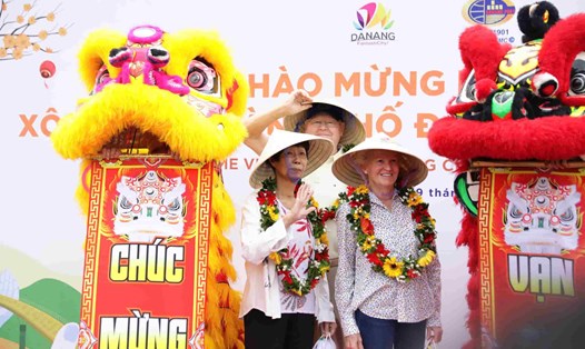 Đà Nẵng chào đón 800 du khách Mỹ xông đất đầu năm Ất Tỵ. Ảnh: Trung tâm Xúc tiến Du lịch TP Đà Nẵng
