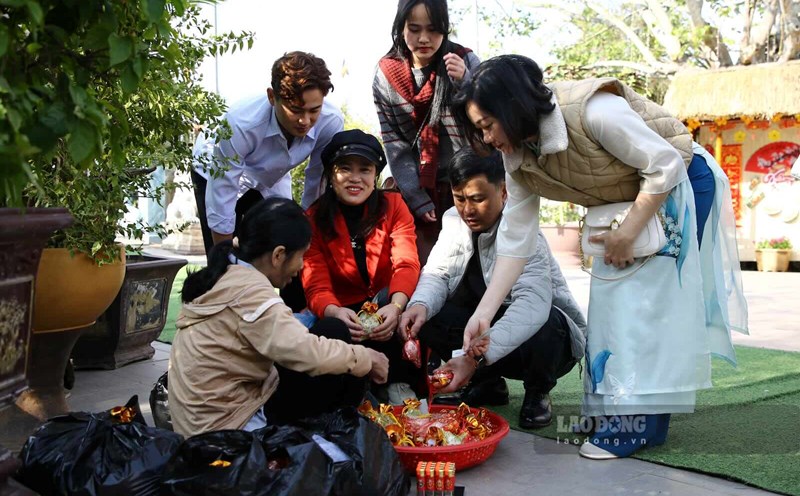 People go to the temple to pray for peace and buy salt. Photo: Cong Sang
