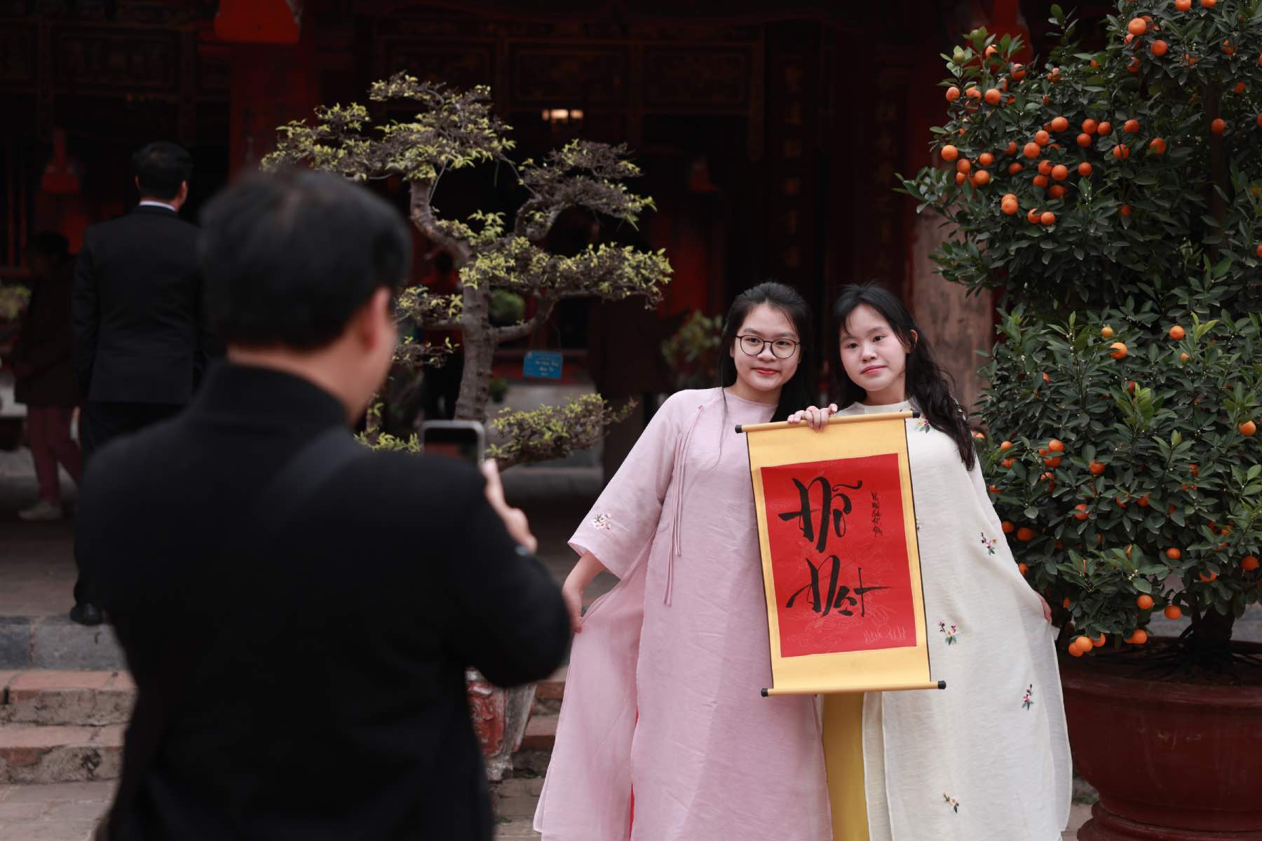 Nguyen Ha Linh (Dong Da) cung ca gia dinh den Van Mieu - Quoc Tu Giam vao sang mung 1 Tet. Ha Linh cho biet nam nay se thi chuyen cap nen em quyet dinh den day de xin chu, mong moi viec hanh thong. “Mong muon nam moi cong viec cua bo me thuan loi, moi nguoi gap may man va ban than em se thi dau vao ngoi truong mo uoc Phan Dinh Phung” - Ha Linh cho hay. 