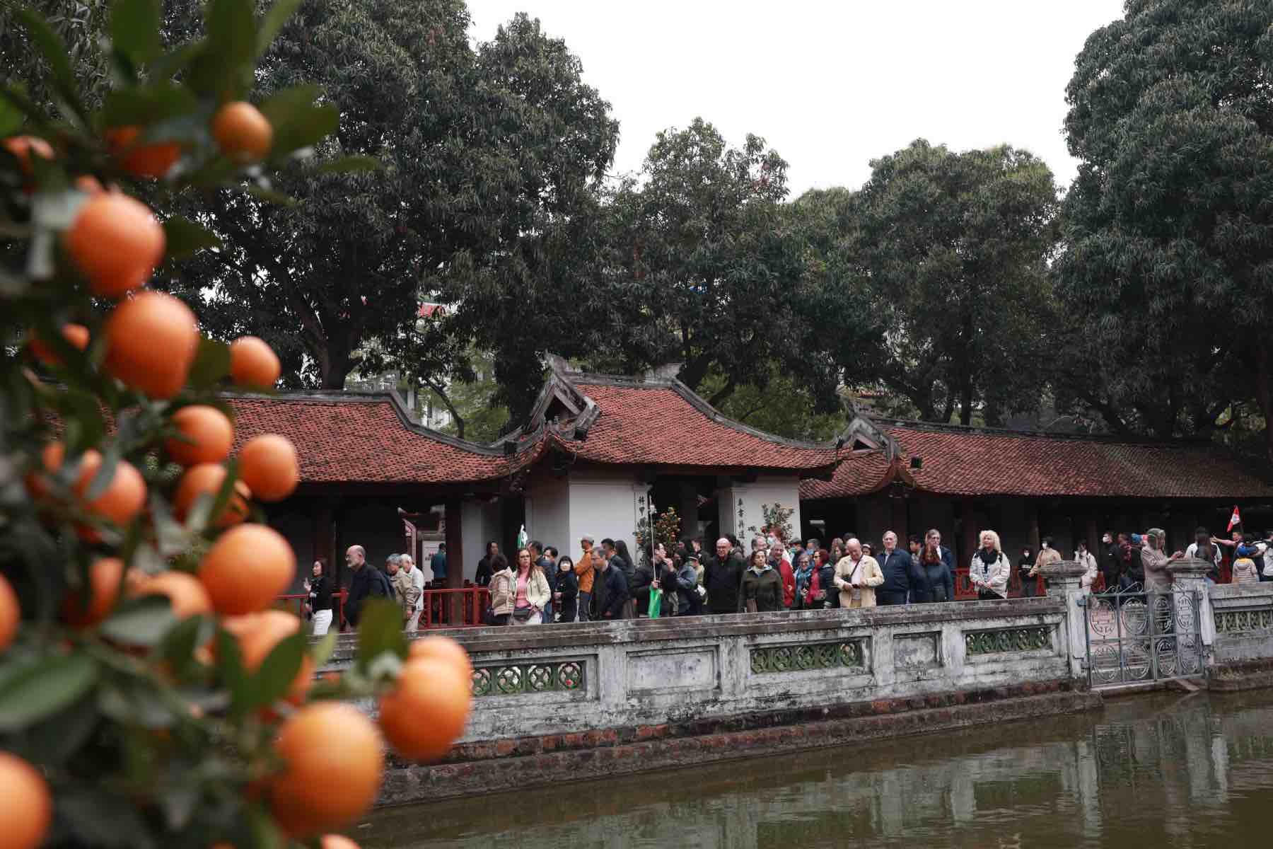 Dong nguoi xep hang vao Van Mieu - Quoc Tu Giam de tham quan, xin chu.