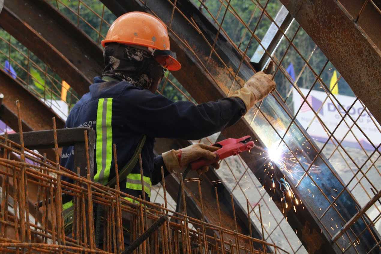 Busy on the first highway through Cao Bang. Photo: Tan Van.