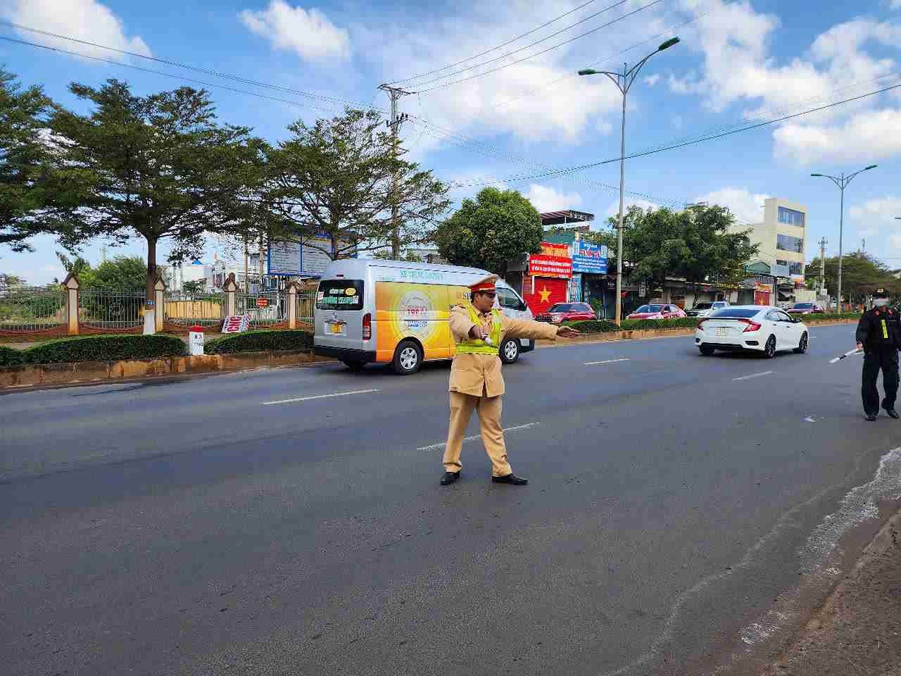 CSGT o thanh pho Buon Ma Thuot lam nhiem vu ngay dau nam moi. Anh: Bao Trung