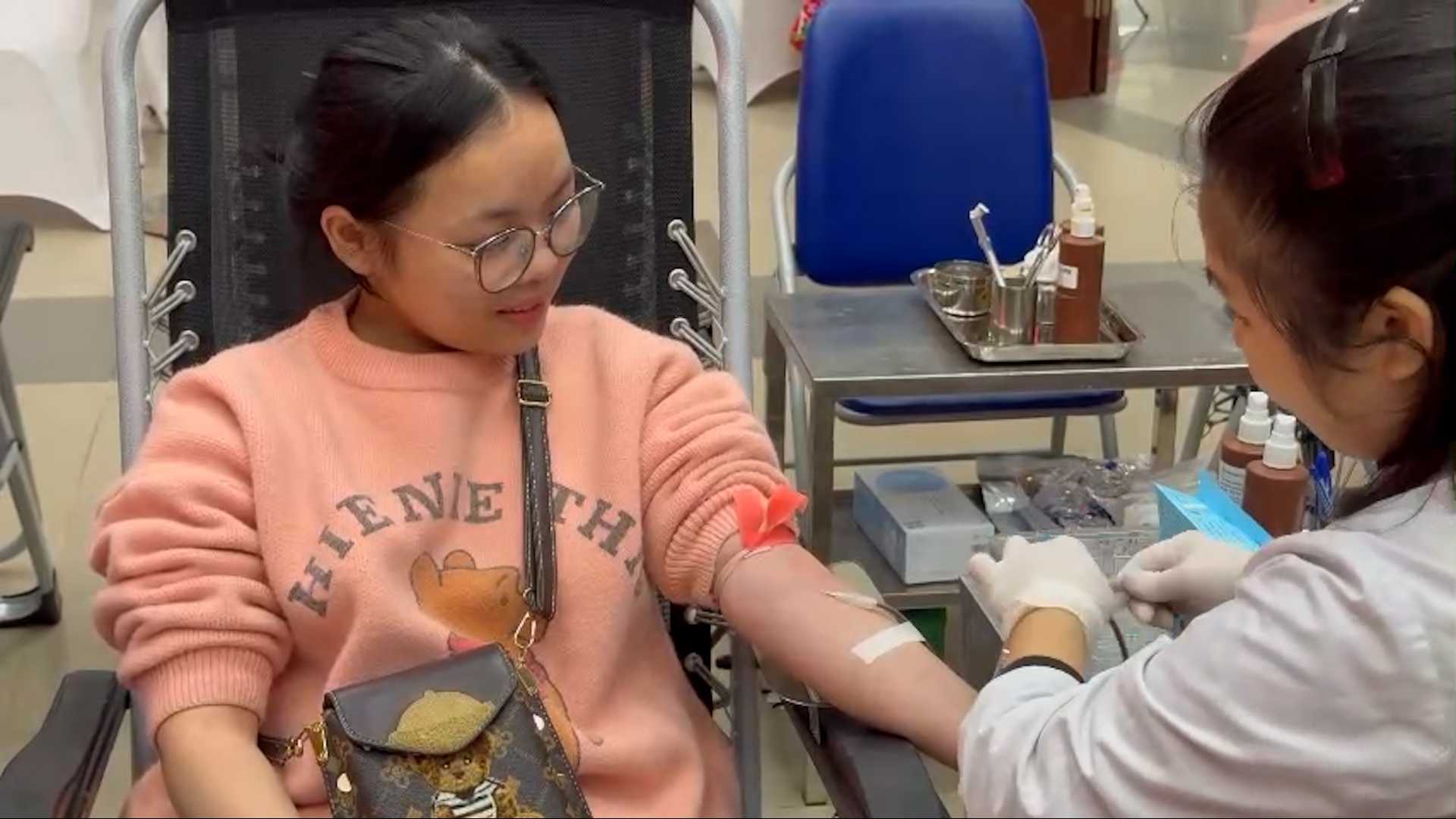Donating blood at the beginning of the year - Giving hope, sharing love. Photo: Le Ha