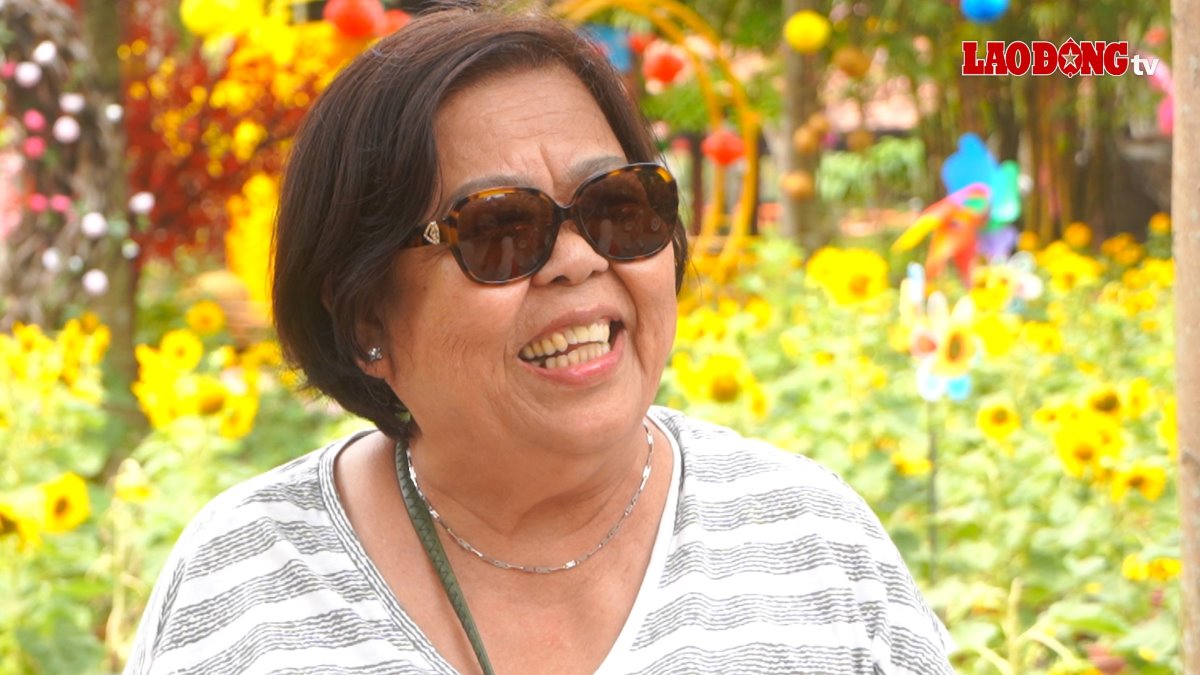 Many overseas Vietnamese tourists enjoy celebrating Spring and Tet in Vietnam.