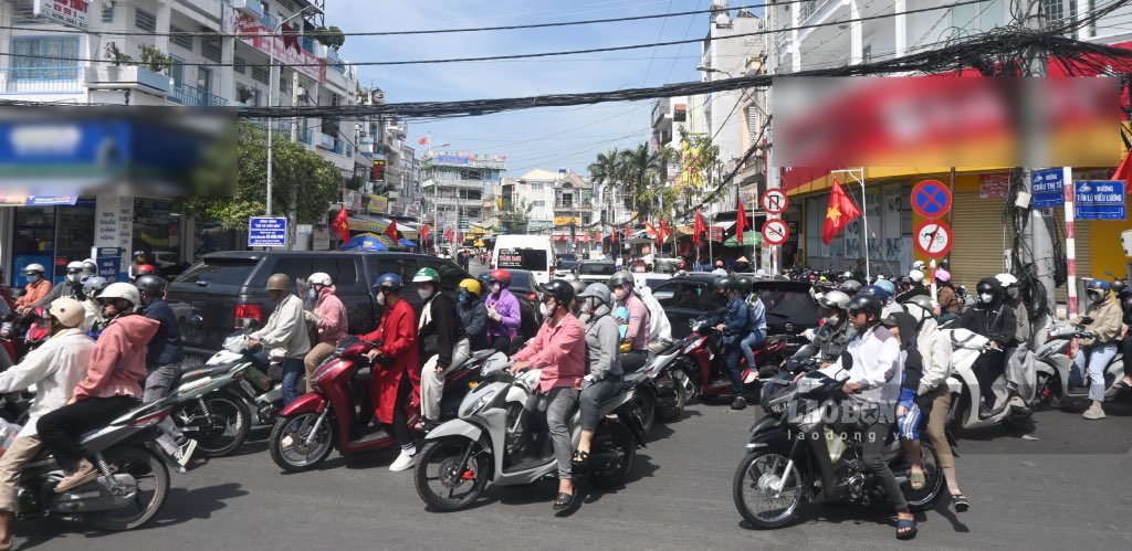 Tai cac tuyen duong huong ve Mieu ba Chua xu Nui Sam luong nguoi do ve rat nhieu kem theo phuong tien tham gia giao thong, do do da xay ra canh un u cuc bo.