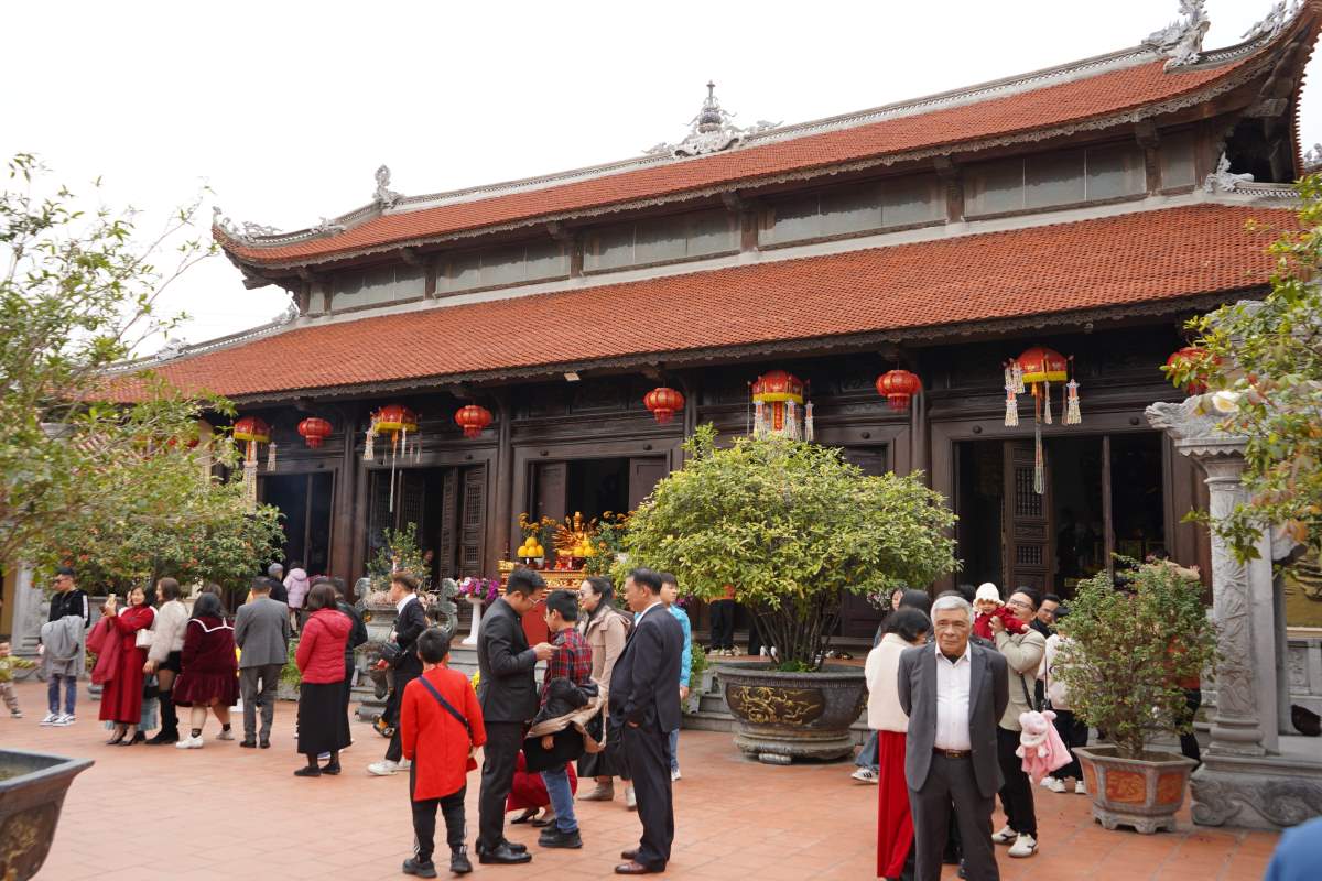 Dong Thien Pagoda (Hai Phong) attracts a large number of Buddhists and people to visit and pray for luck on the first day of the new year At Ty 2025. Photo: Mai Dung