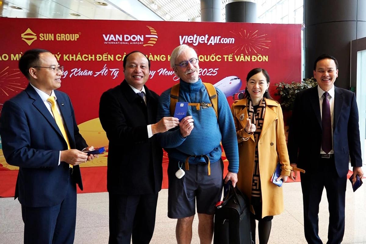 Leaders of Van Don district and Quang Ninh Department of Tourism take souvenir photos with international tourists. Photo: Van Don Portal