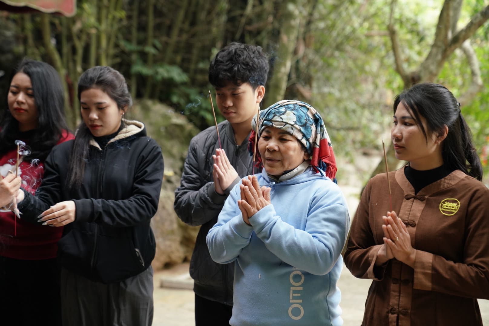 Den chua Bai Dinh, nhung ngay dau nam moi, nguoi dan va du khach ngoai viec tham quan van canh con cau chuc mot nam moi an lanh, may man va hanh phuc. Anh: Nguyen Truong