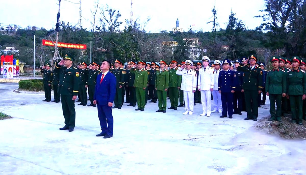 Cadres, soldiers and people on Bach Long Vi island district held a flag-raising ceremony to mark the beginning of the year, the year of the Snake 2025. Photo: Hai Phong Portal