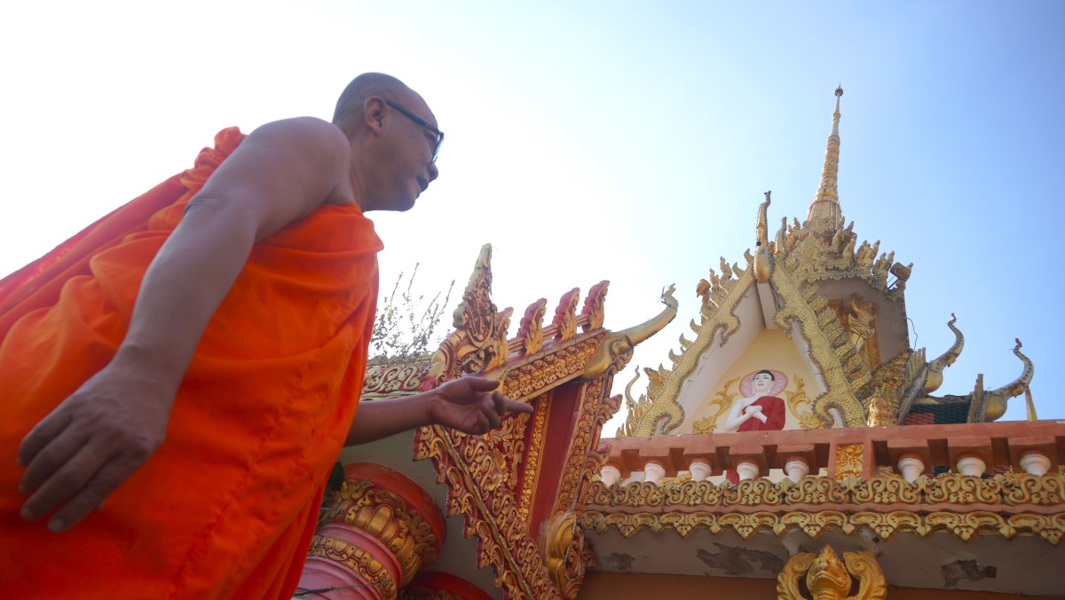 Snake mascots often reside on temple roofs, gates, flagpoles, etc. to ward off evil spirits and protect Buddha. Photo: Ta Quang