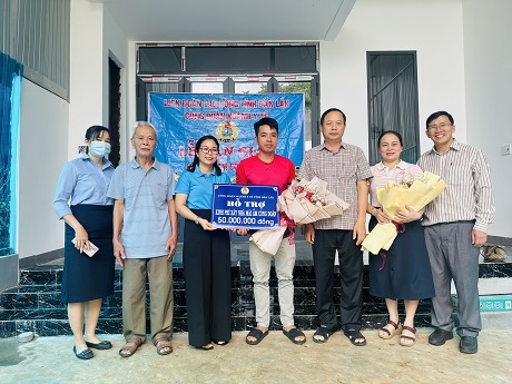 Lanh dao Cong doan nganh Y te tinh Dak Lak trao nha “Mai am Cong doan” cho doan vien Chu Van An. Anh: Bao Trung 