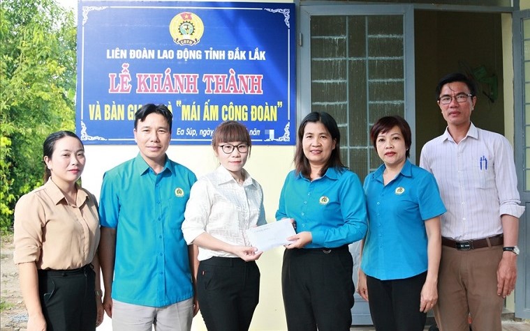 Over the years, Trade Unions at all levels in Dak Lak have always paid attention to supporting union members with difficult housing circumstances. Photo: Bao Trung.