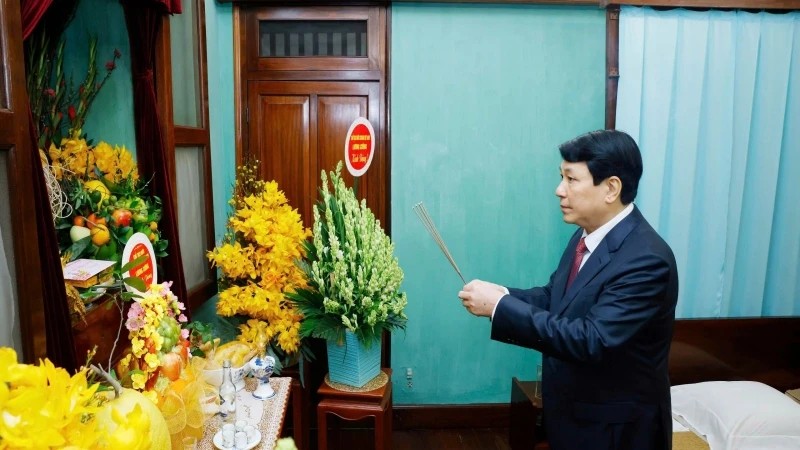 President Luong Cuong lit incense sticks to respectfully commemorate the contributions of President Ho Chi Minh. Photo: Lam Khanh/VNA.