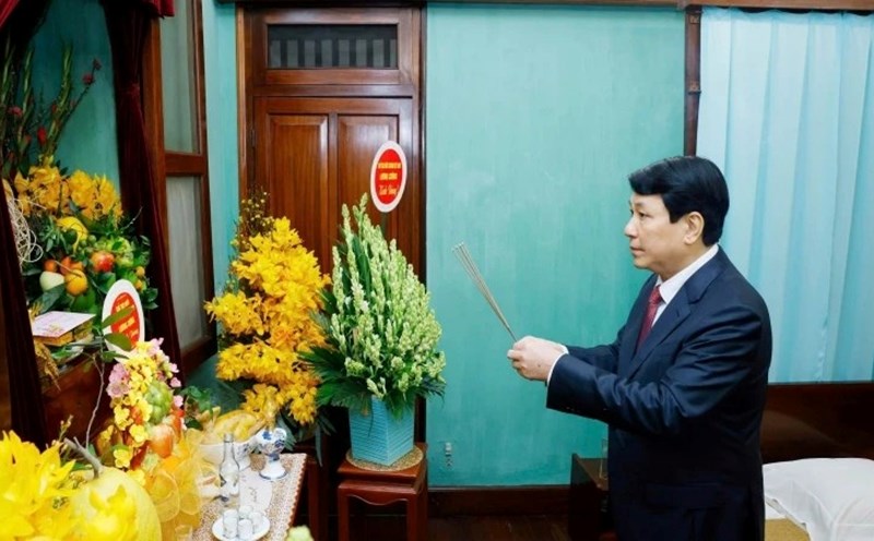 President Luong Cuong lit incense sticks to respectfully commemorate the contributions of President Ho Chi Minh. Photo: Lam Khanh/VNA.