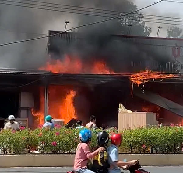 Fire at a furniture store in Chon Thanh town, Binh Phuoc province. Photo: Provided by readers
