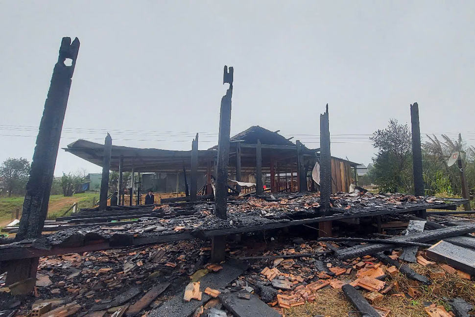 A wooden house of a household in An Lao district (Binh Dinh) burned down on New Year's Eve. Photo: Ba Huynh