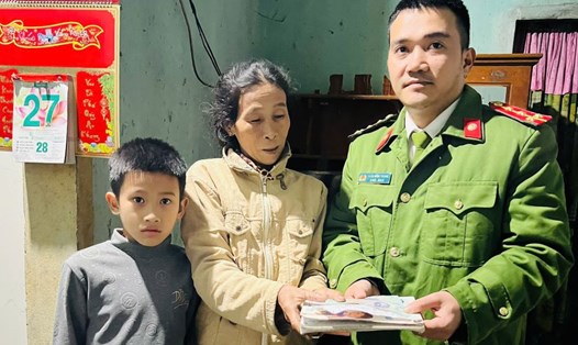 Bà Hoa nhận lại số tiền 1,5 triệu đồng đã đánh rơi vào ngày giáp Tết. Ảnh: Công an xã Vĩnh Thái