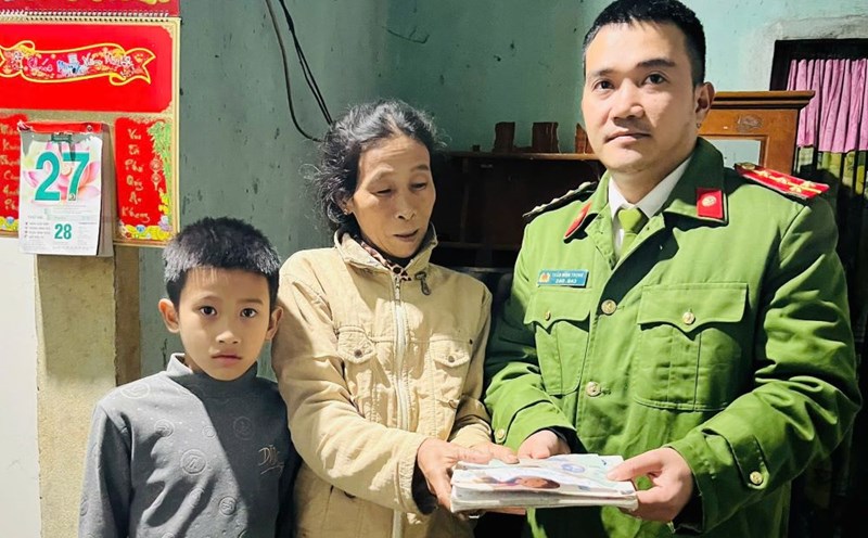 Ms. Hoa received back the 1.5 million VND she lost on the day before Tet. Photo: Vinh Thai Commune Police